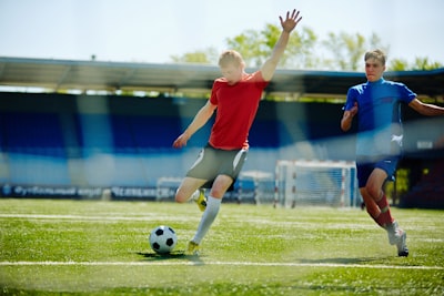 الفوز بالدوري الإنجليزيحلم الأندية وصراع العمالقة